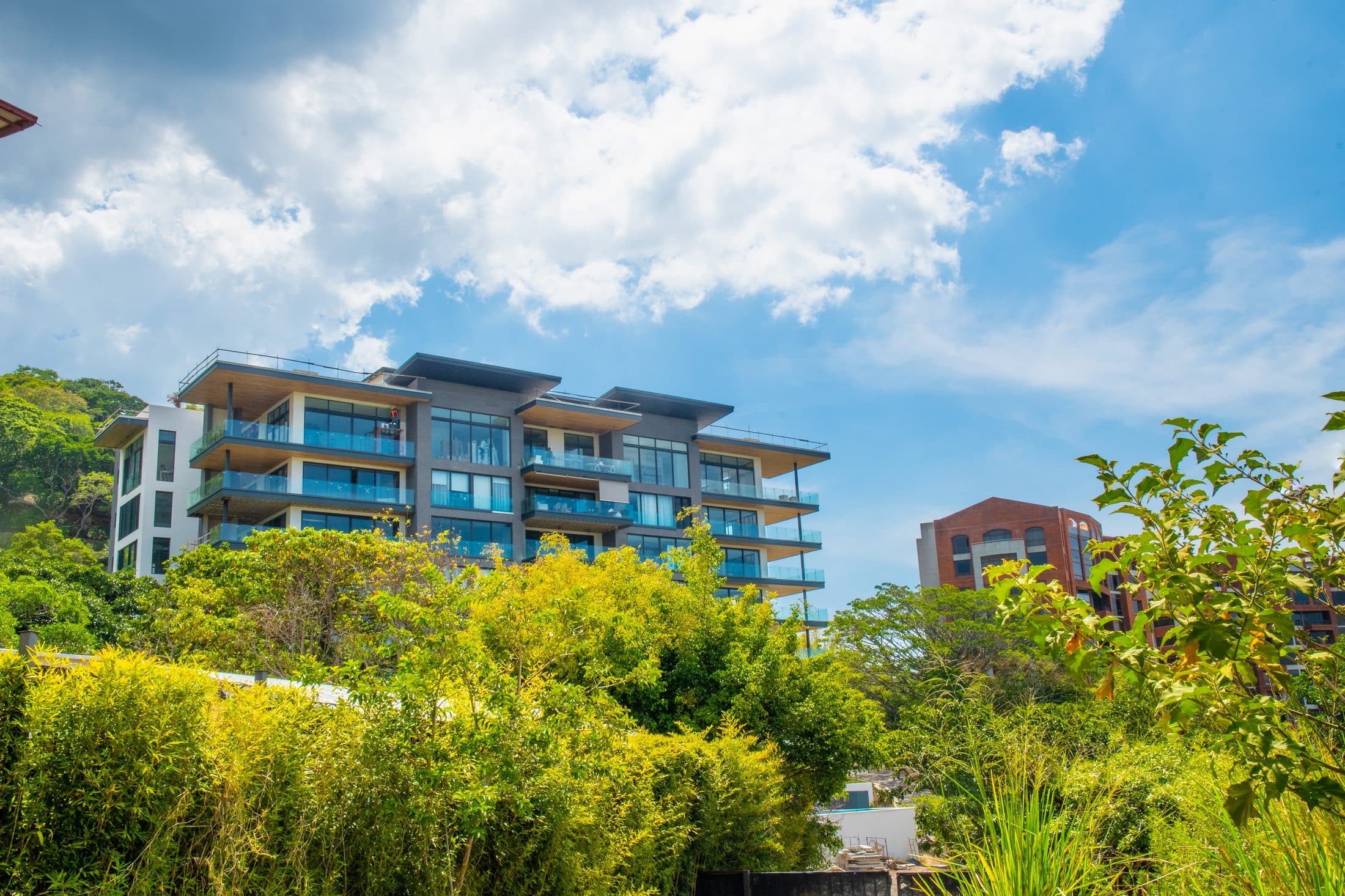 Panorama 180° – building and greenery